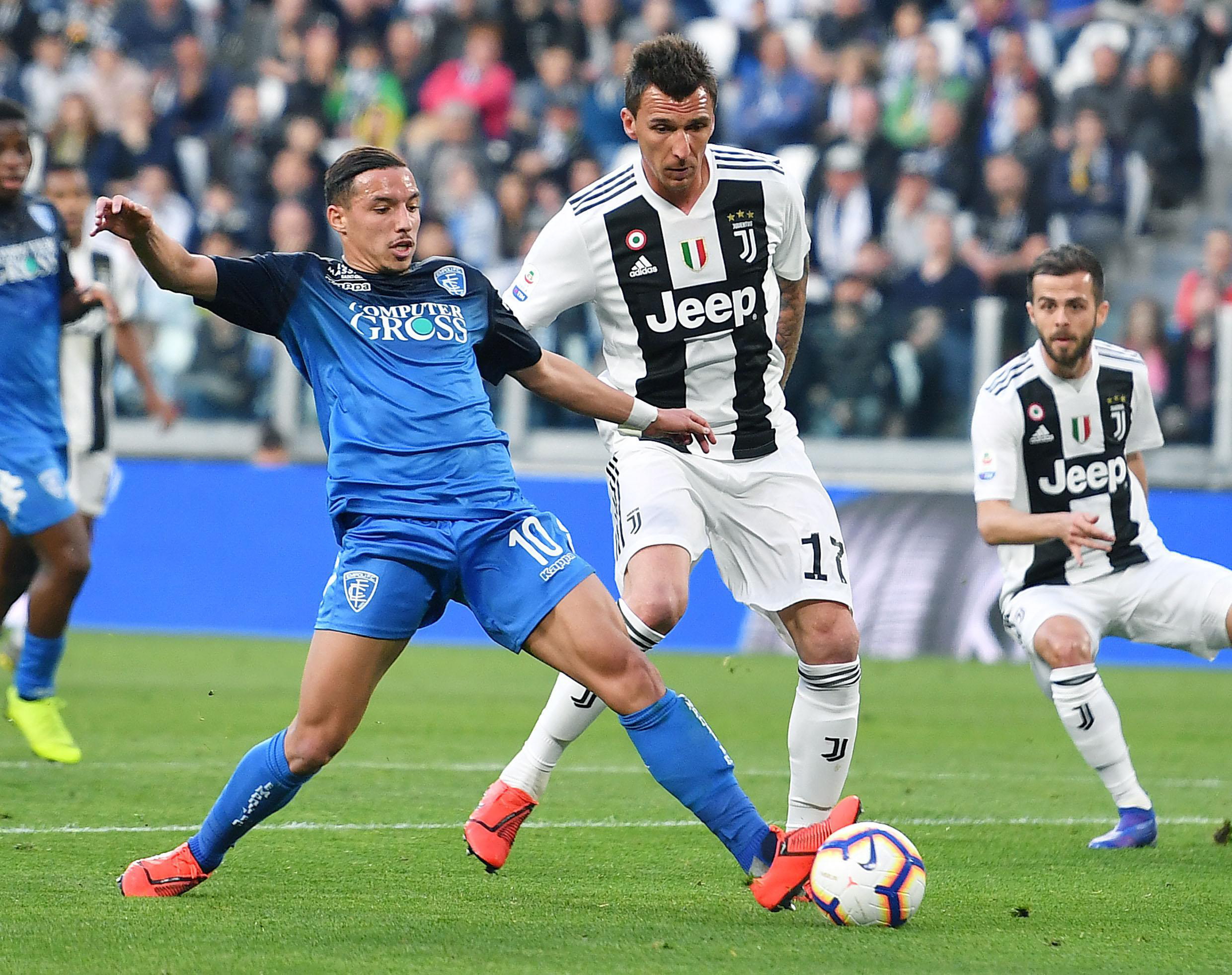 西媒：巴列卡诺球迷大巴在波兰遭50多人蒙面袭击，数人受伤（西媒：逾50名蒙面者在波兰袭击巴列卡诺球迷大巴，数人受伤）