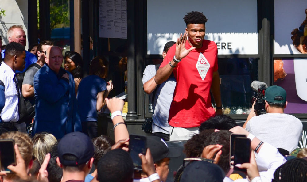 伤病猛于虎！膝盖外掰+三核心倒下，西部最惨球队无争议啊（伤病如洪水猛兽！膝盖外翻+三大核心相继倒下，西部最惨球队毫无争议）