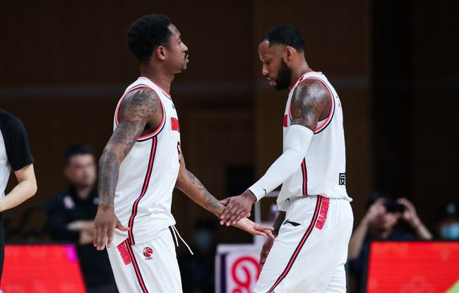 中超11月最佳球员候选：法比奥领衔，王燊超、吴曦、侯森在列（中超11月最佳球员候选出炉：法比奥领衔，王燊超、吴曦、侯森入围）