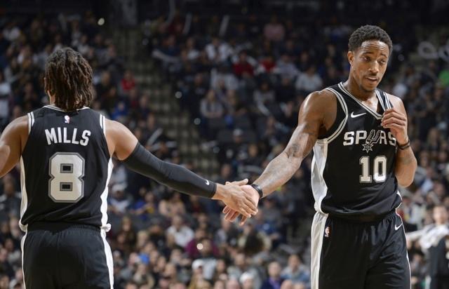 怀特30分钟内砍30+7+9+5三分，绿军队史首人（怀特仅用30分钟轰下30分7板9助外加5记三分，成绿军队史第一人）