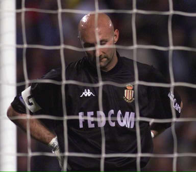 湖人詹姆斯关键封盖锁定胜局（詹姆斯致命封盖助湖人锁定胜利）