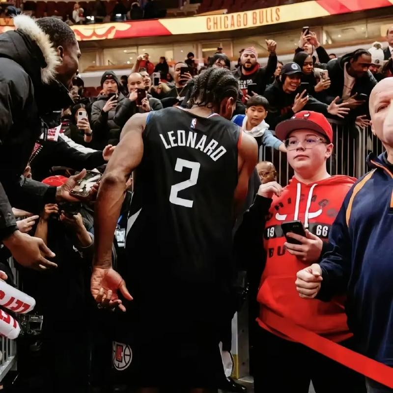 有惊无险，小麦和孔蒂所乘飞机警告灯误报导致飞机迫降（虚惊一场：小麦与孔蒂所乘航班因警示灯误报紧急降落）