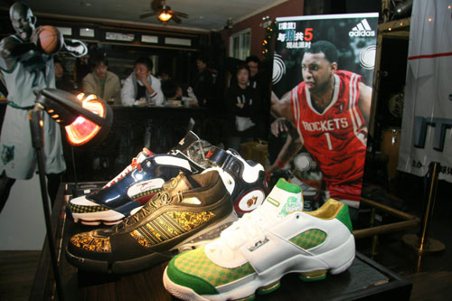 奋力反击！武克切维奇三分命中 奇才轰出13-3迅速迫近比分（武克切维奇命中三分，奇才打出13-3攻势迅速逼近比分）