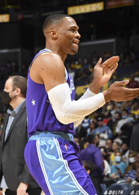 班凯罗22中10高效得分，展现个人实力（班凯罗22投10中效率在线，彰显个人实力）