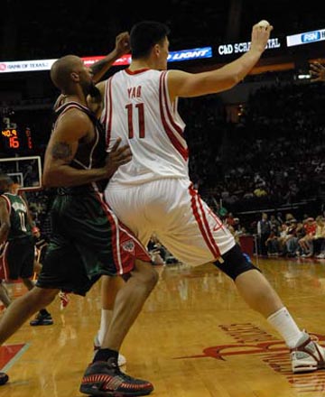 辽宁男篮王哲林豪取40分带队取胜（王哲林轰下40分助辽宁男篮力克对手）