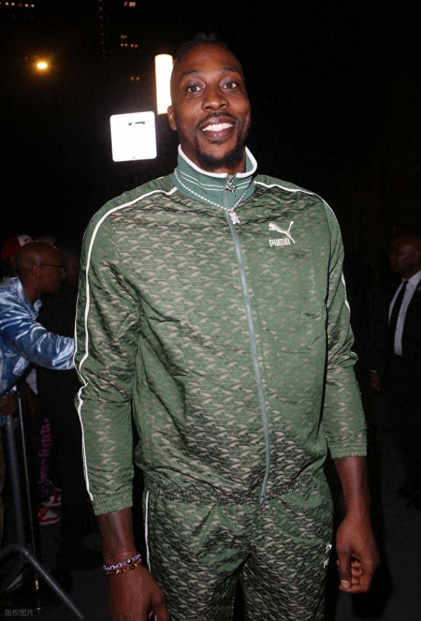 名记：字母最近向队友强调专注篮球的重要性，别被外界声音干扰（名记：字母哥近日提醒队友专心打球，别受外界噪音影响）